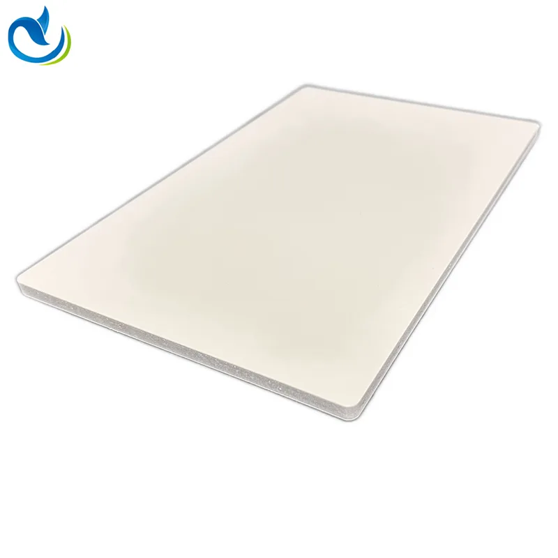 Strukturiertes SPC-Wandpaneel mit schwarzem Akzent